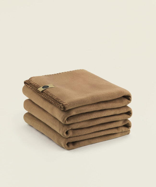 Κουβέρτα fleece σε καφέ χρώμα 150x220 εκ.